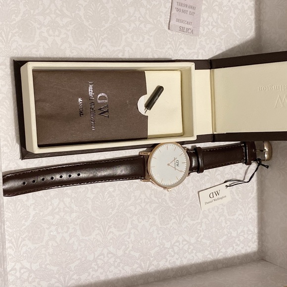 BNWT Daniel Wellington Brown Leather Watch - Picture 3 of 4